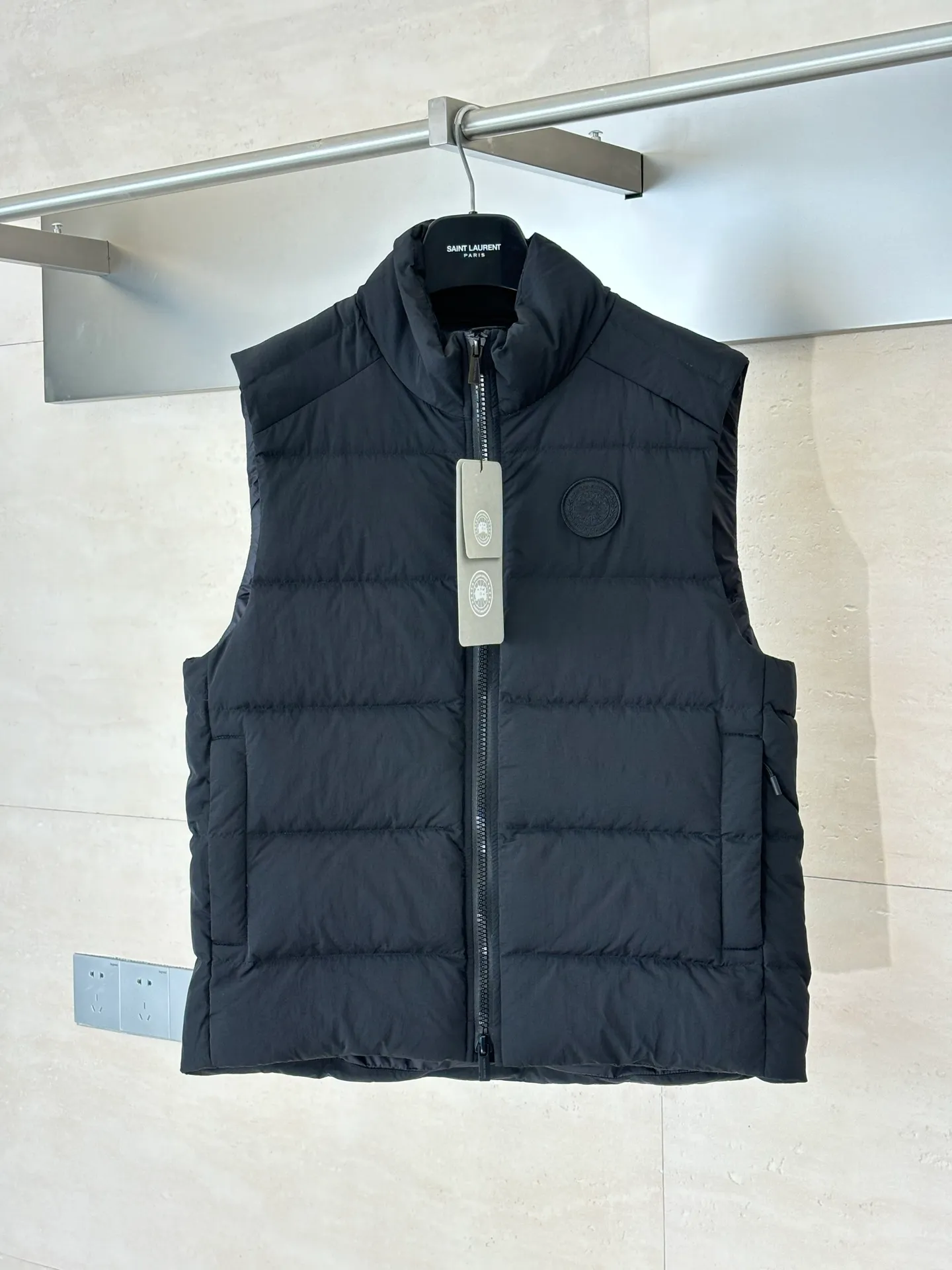 P690 Canada Goos*/Big Goose Rubber Label Badge Down Vest The fabric is made of high-quality protective nylon fabric, 90 national standard high-quality white duck down: selected high-fill down, weighing 160g, light and warm, with excellent temperature locking performance and good resilience. Three-dimensional quilting technology and precision thread reinforcement prevent lint from being drilled and ensure that the fluffy and resilient elasticity lasts like new.  Size：S/M/L/XL